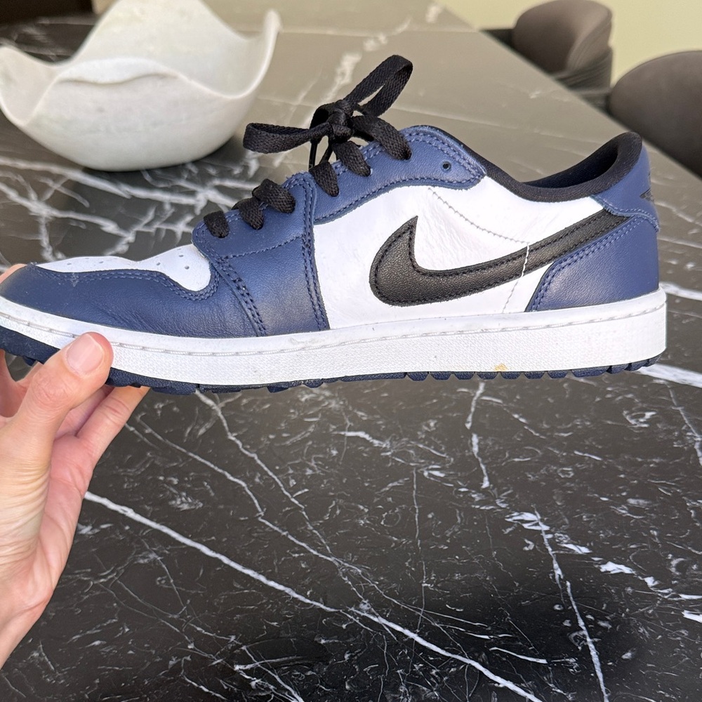 Nike Low Top Sneaker in Navy, White & Black